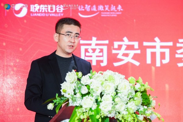 南安市委常委、常务副市长黄育奇