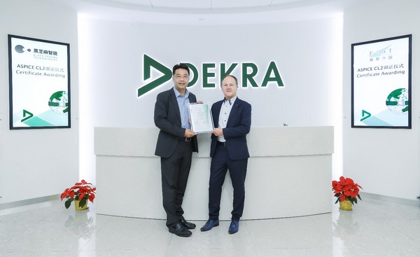 黑芝麻智能联合创始人兼COO刘卫红（左）与DEKRA德凯功能安全全球高级副总裁Gerhard Rieger（右）