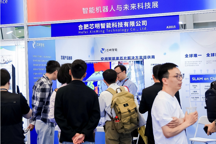 一群人站在人的照片上写着字AI 生成的内容可能不正确。